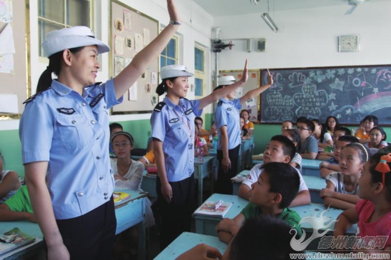 德州交警支隊在德州實驗小學(xué)穿傳授信號知識