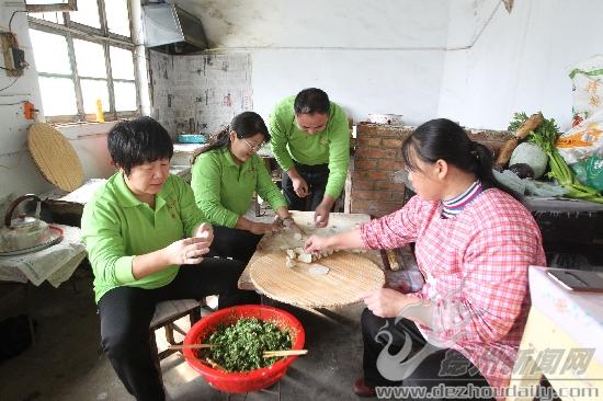 與村民一起包水餃。