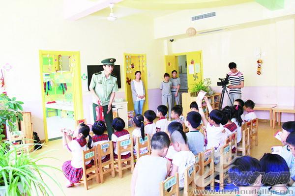 賈辰龍給幼兒園的孩子講解消防知識。