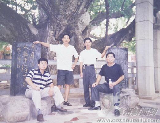 2002年，劉玉棟（左一）與施戰(zhàn)軍、劉照如、李紀(jì)釗合影。