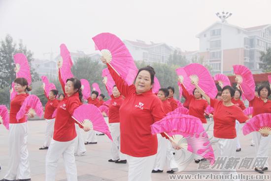 陳文萍（中）和姐妹們一起跳舞。王凡存 攝