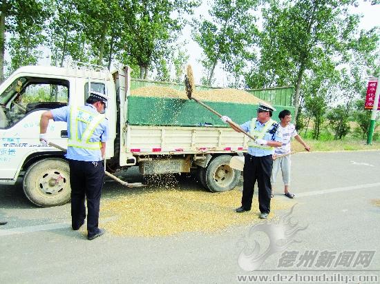 武城交警大隊制止占道打場曬糧等行為