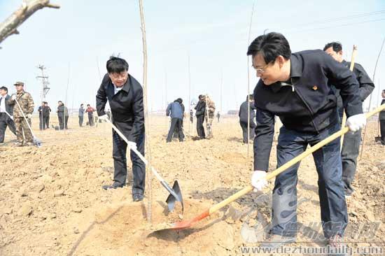 圖為康志民、王春利同黨員志愿者一起參加義務(wù)植樹(shù)活動(dòng)。 記者 永翔 攝