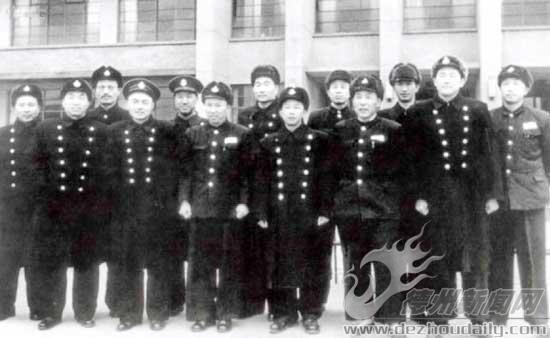 1951年，海軍初建時期主要負責人。后排左二為袁也烈。